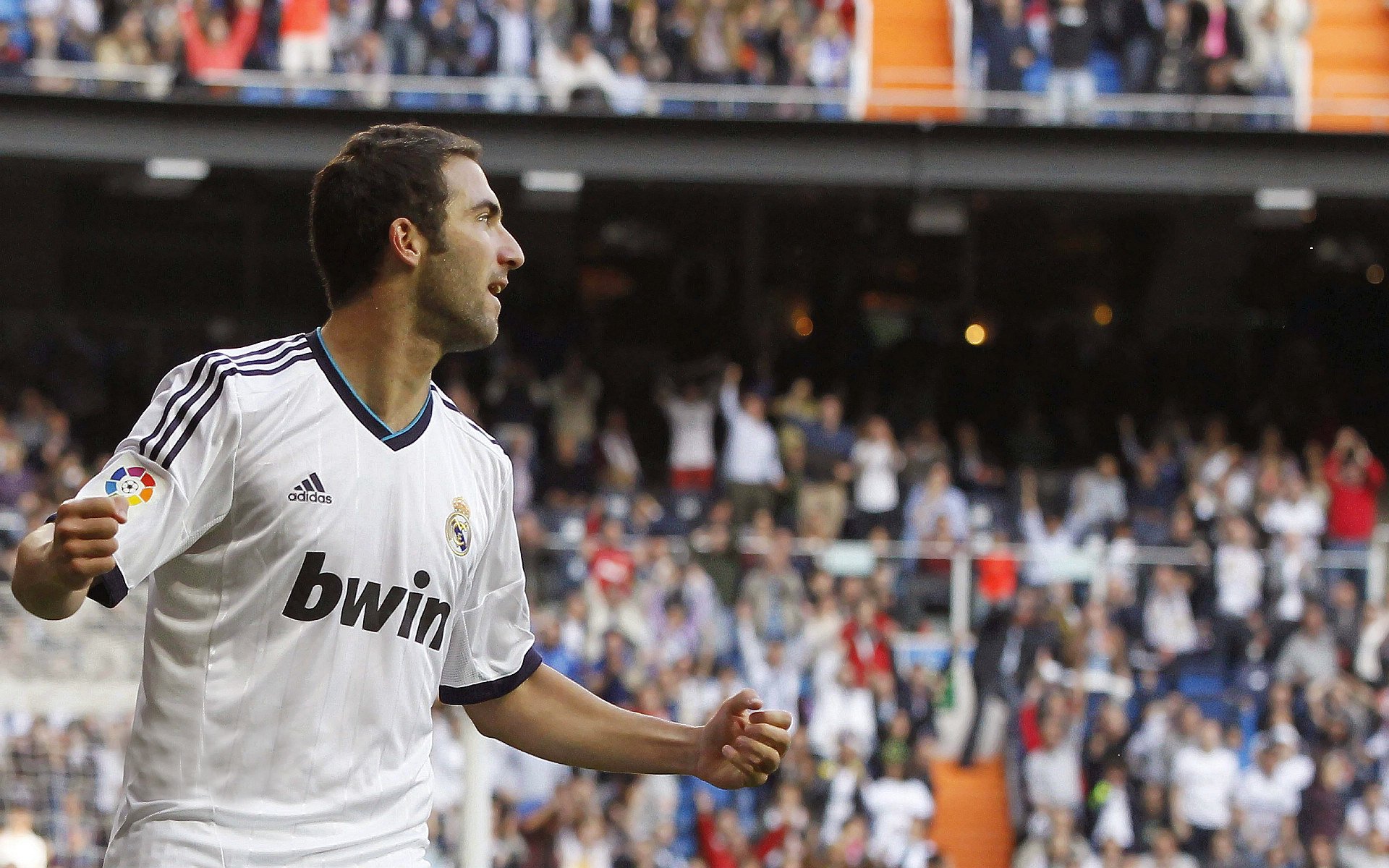 广告商争相抢占曝光机会，助威搅动球迷狂热，广告ua